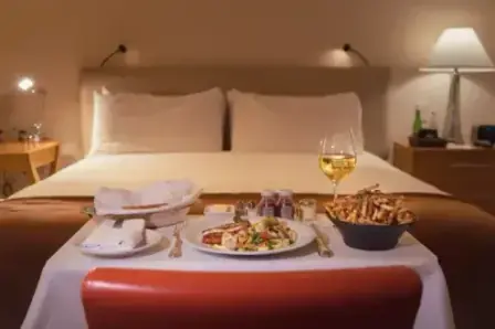 Cină în camera de hotel